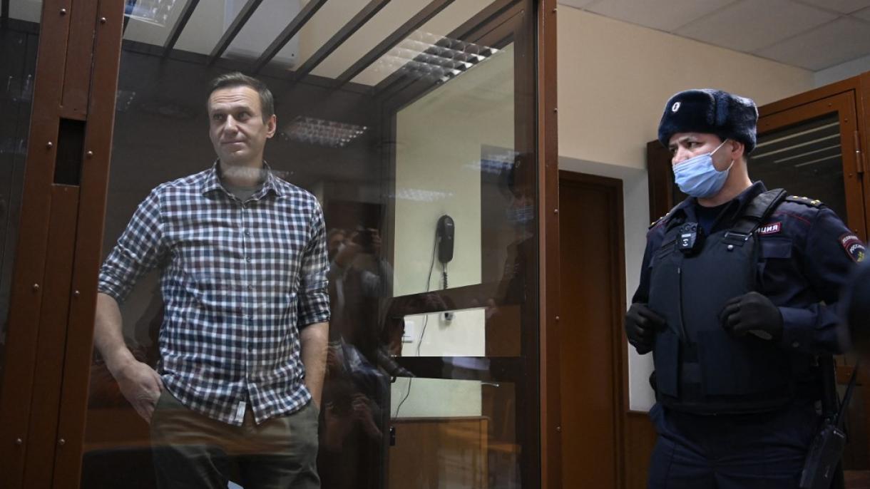 La UE insta a Rusia a que proporcione tratamiento médico a Navalny