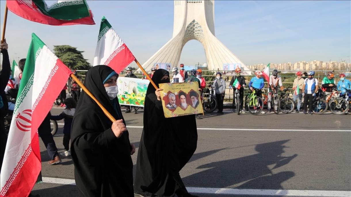 شعار سر دادن عده‌ای در راهپیمایی پیروزی انقلاب ایران علیه حسن روحانی