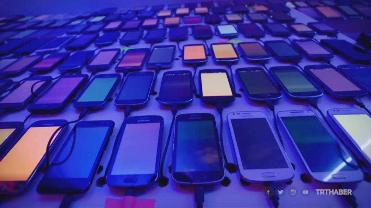 گھرکی دیوارپر ہزاروں موبائل فونزچسپاں ڈسکو کا بندھ گیا سماں