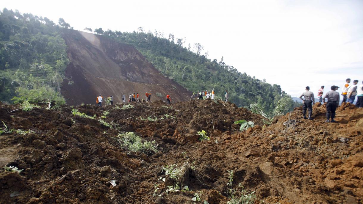 印尼中爪哇山体滑坡后 废墟下又找到3人尸体