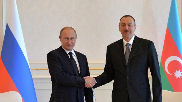 Aliyev Putin belän söyläşkän
