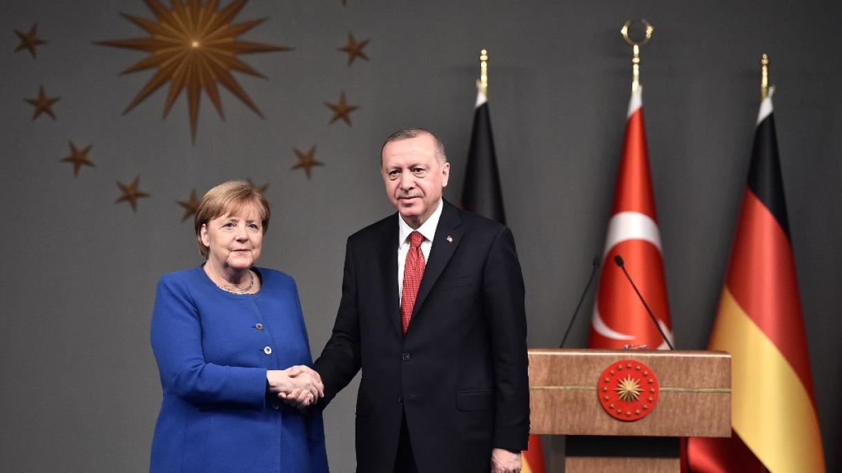 جمهور باشقانی اردوغان و مرکل تورکیه ایله آوروپا بیرلیگی علاقه‌لرینی موذاکیره ائدیب‌لر