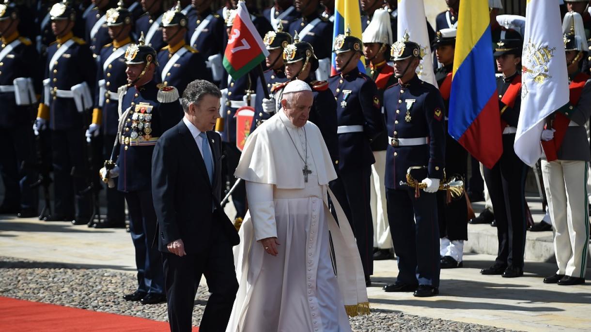 El papa Francisco pide a colombianos que huyan de la venganza en camino hacia la paz