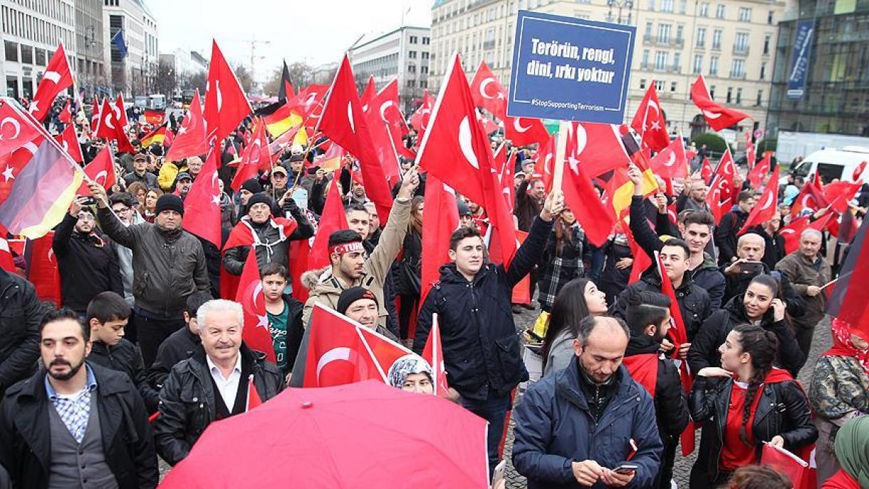 almanya türkler gösteri.jpg