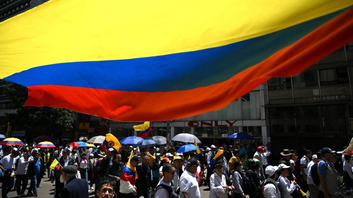 Miles de personas en Colombia marchan contra las reformas del Gobierno de Petro