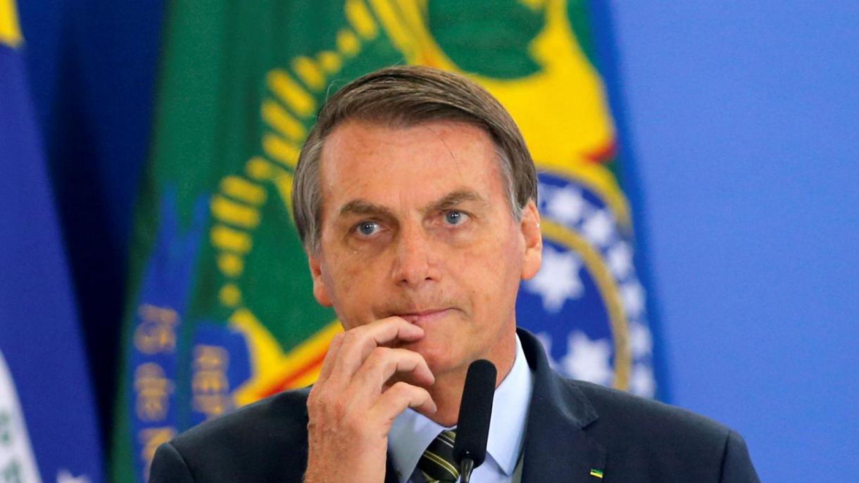 Presidente do Brasil, Bolsonaro, testa positivo para o coronavírus