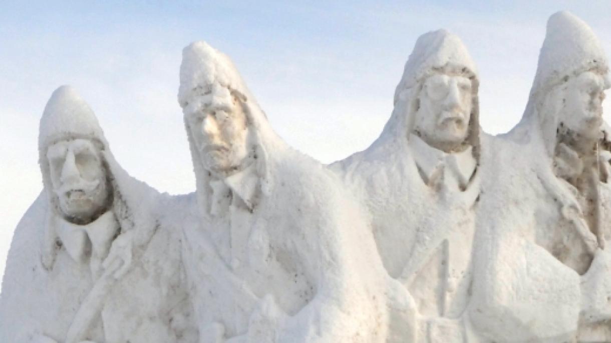 Las esculturas de nieve se hicieron foco de interés en el centro de esquí en Kars