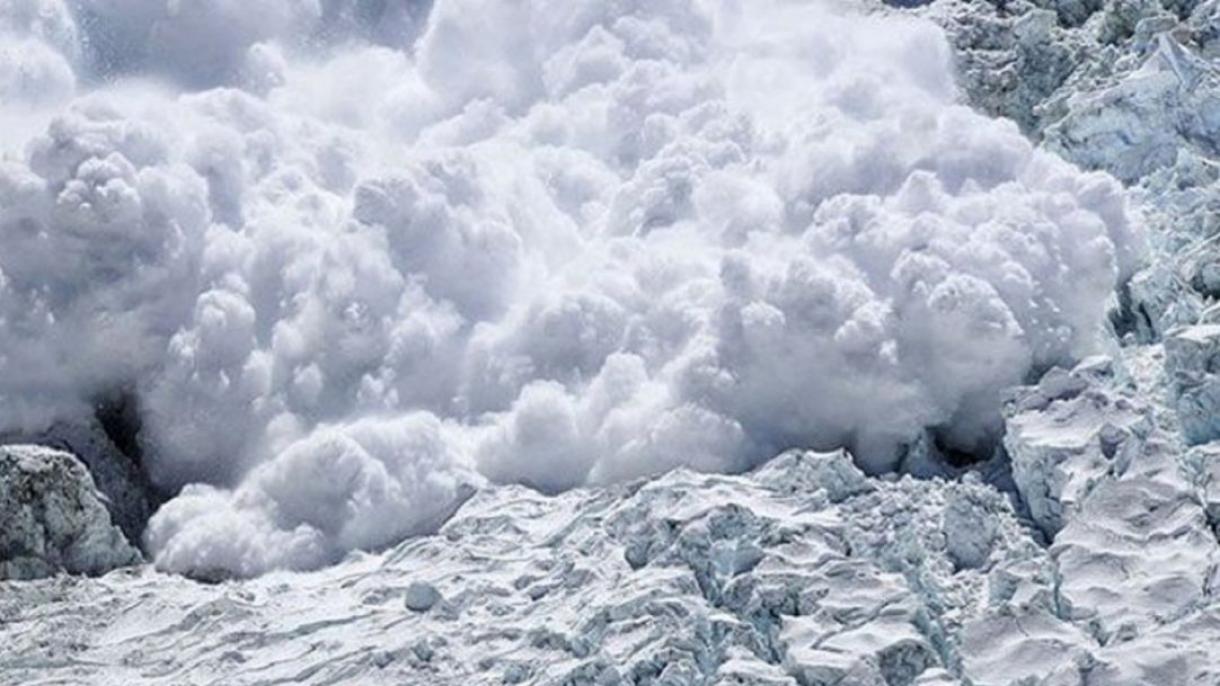 印度克什米尔地区发生雪崩