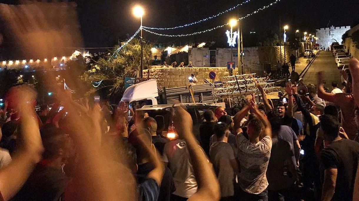 هزاران فلسطینی برداشته شدن موانع امنیتی در اطراف مسجد الاقصی را جشن گرفتند