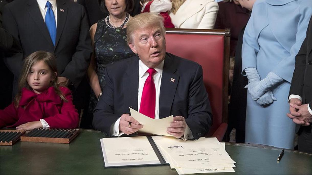 Trump assina uma ordem executiva limitando a entrada de refugiados