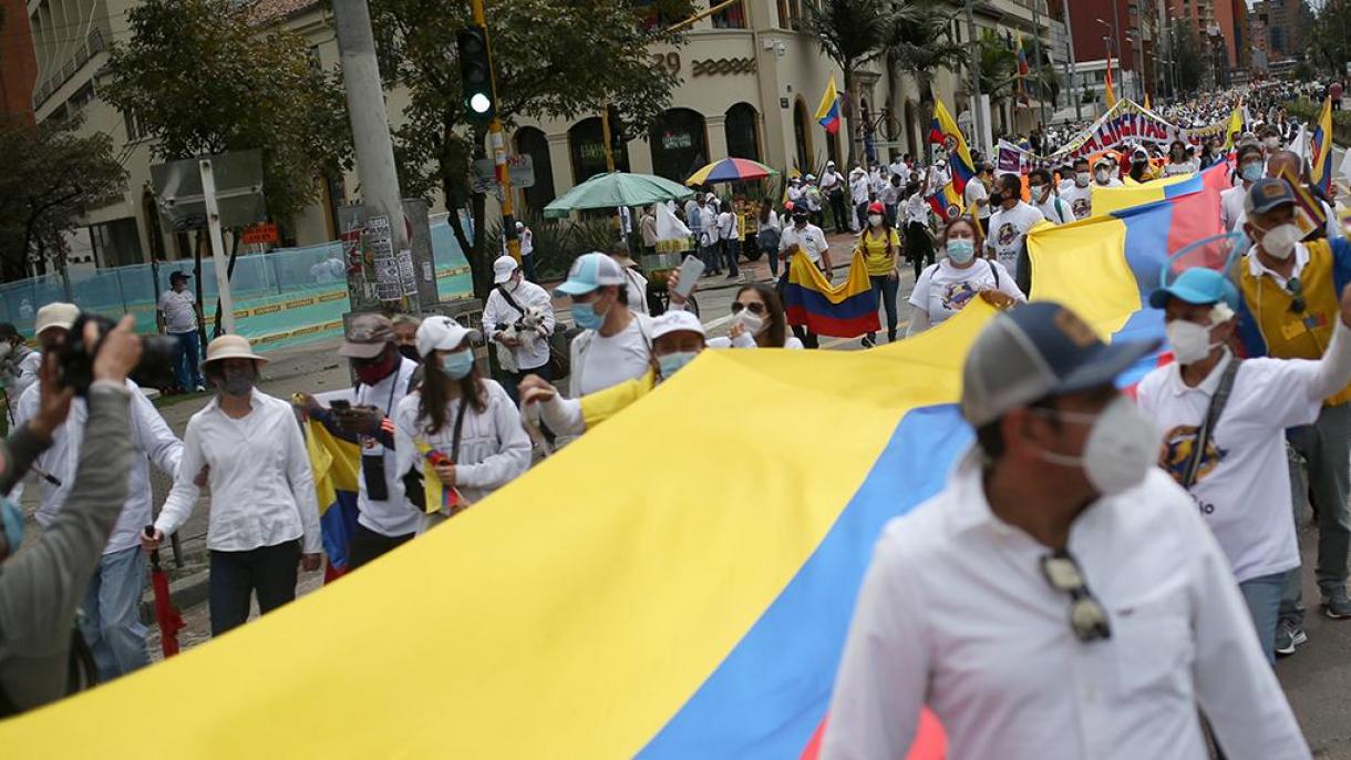 哥伦比亚数千人游行要求结束抗议活动