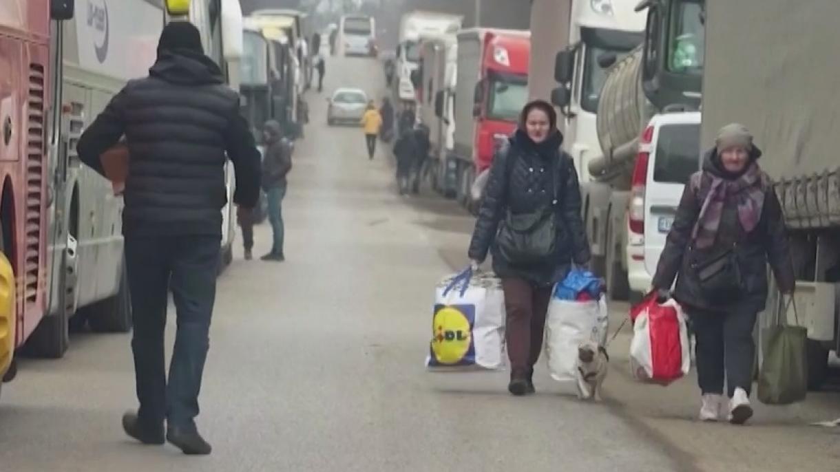 交通堵塞阻止乌克兰人前往邻国