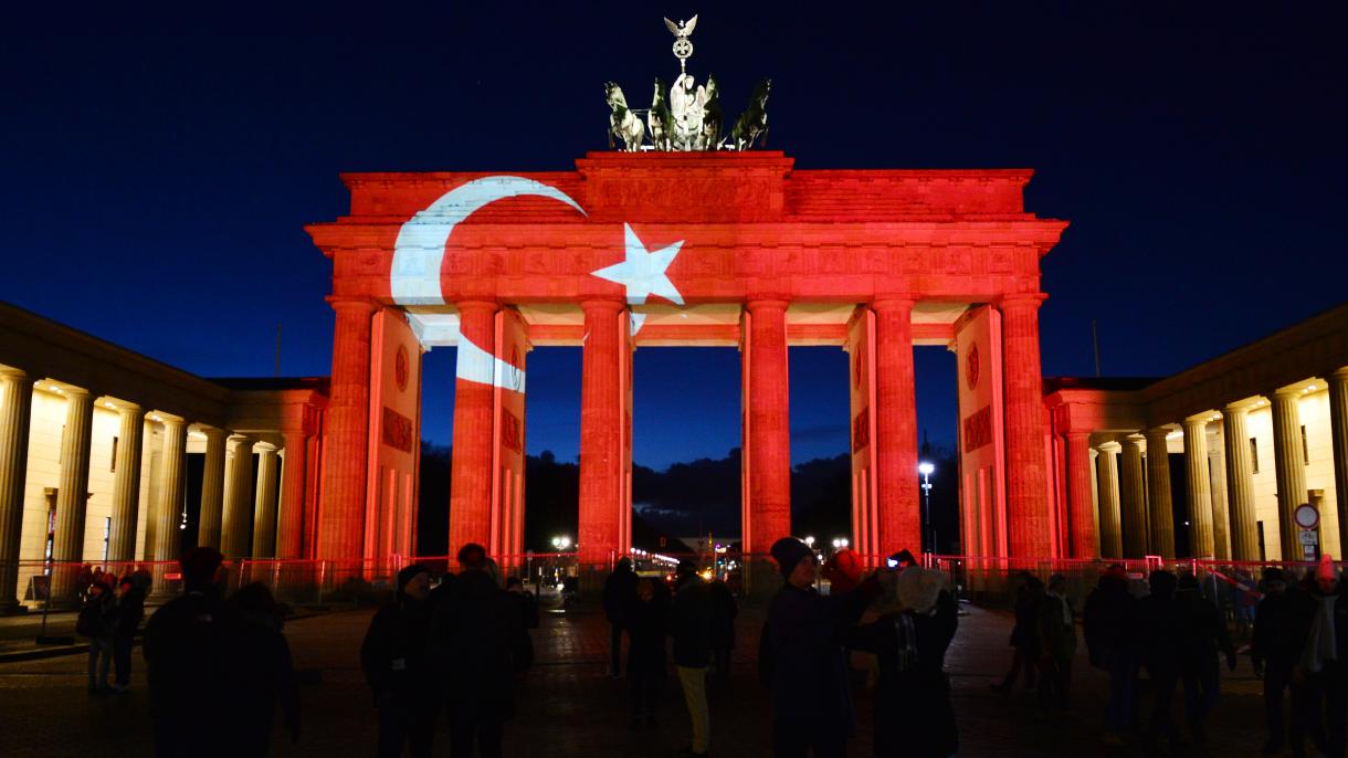 Porta di Brandeburgo illuminata coi colori della bandiera turca