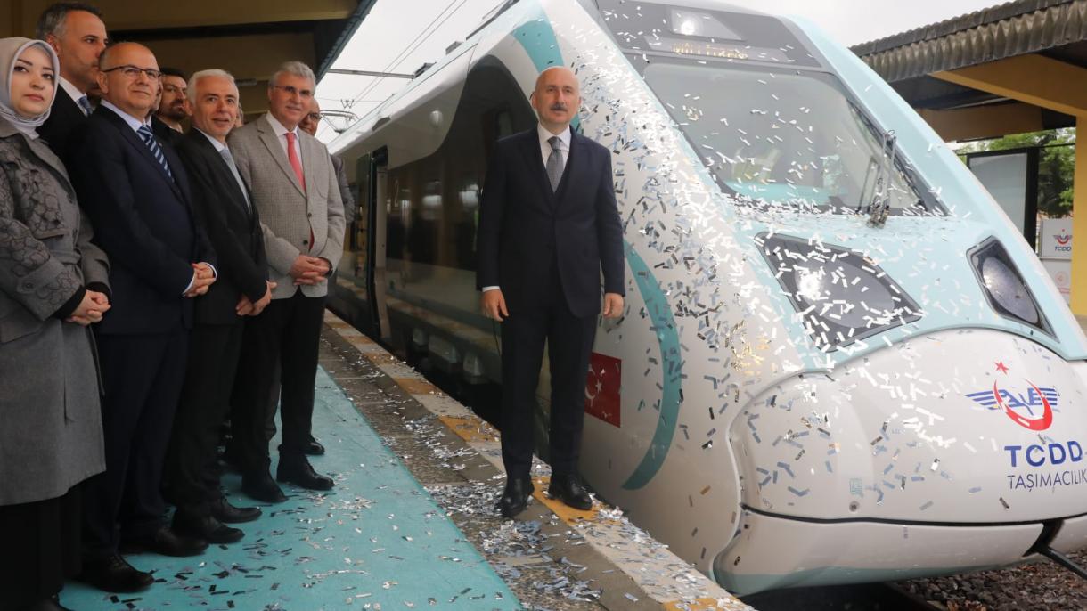 Турският мотрисен влак започва да превозва пътници