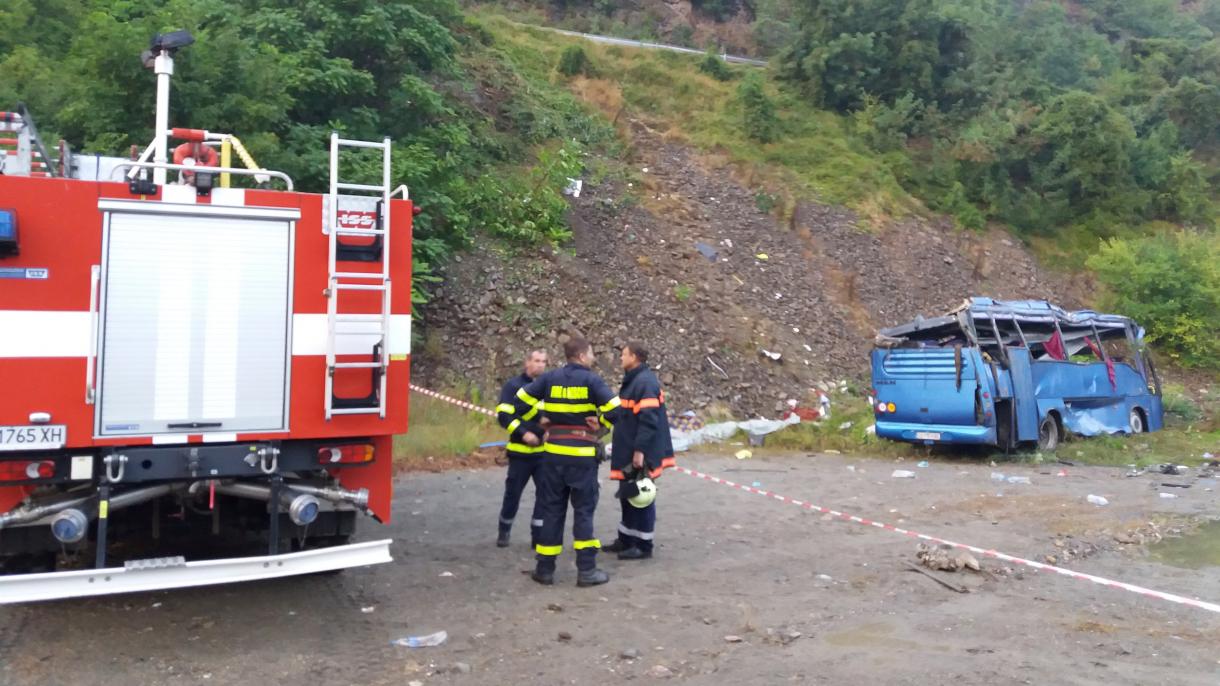 保加利亚载有游客的大巴车坠入悬崖  15人丧生