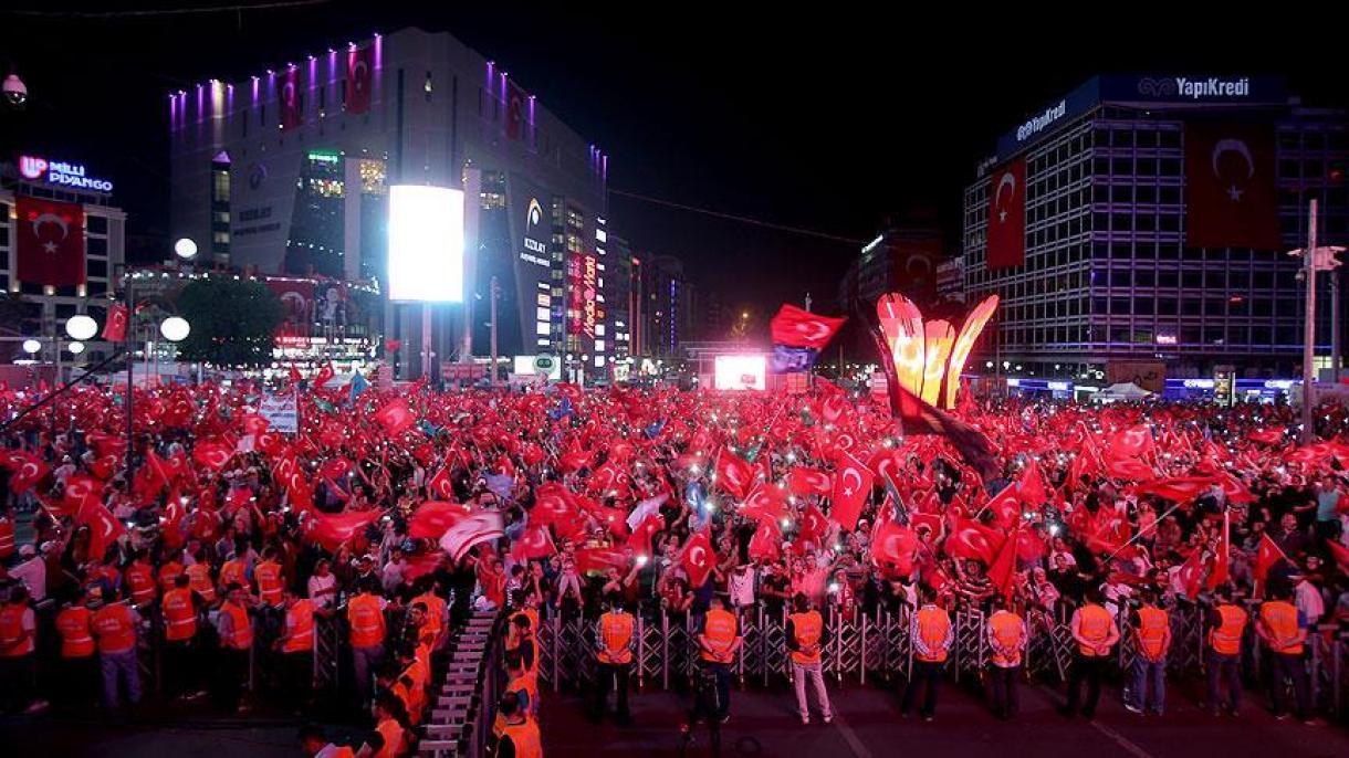 مردم ترکیه یکدل و متحد به پاسداری از دموکراسی ادامه میدهند