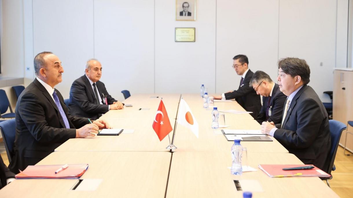 Cavusoglu találkozott a japán külügyminiszterrel