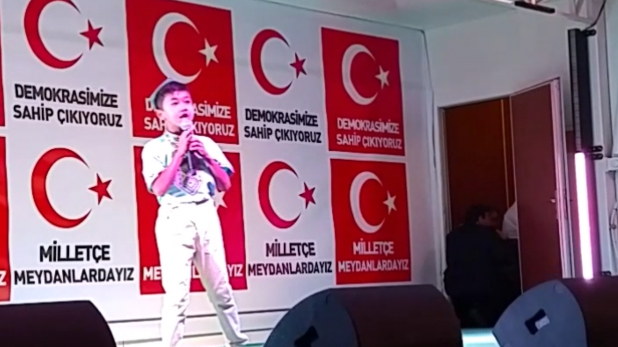 قىزىلئاي مەيدانى ئۇيغۇرلار بىلەن تېخىمۇ جانلاندى