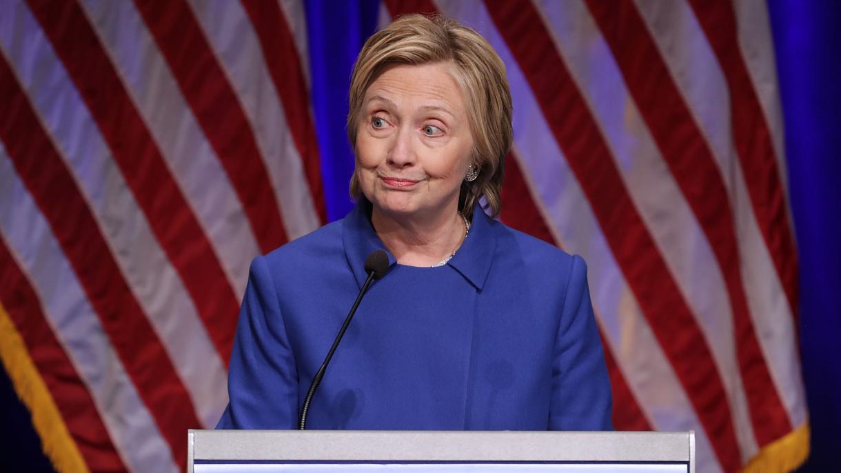 Clinton participa de um evento público pela primeira vez depois de sua derrota