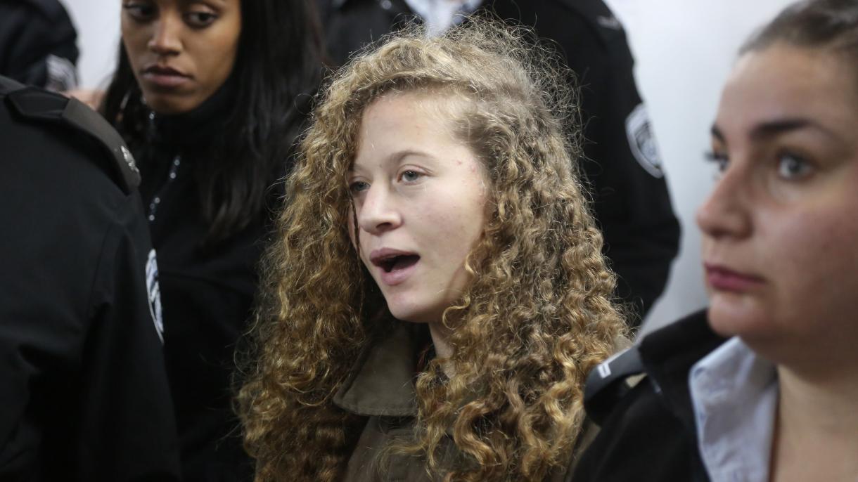 اسرائیلی فوجیوں کی درگت بنانے والی  فلسطینی لڑکی پر فرد جرم عائد