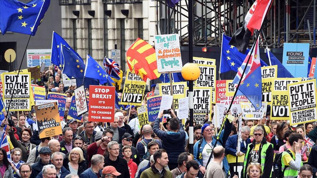亲欧盟的英国人举行示威要求放弃脱欧