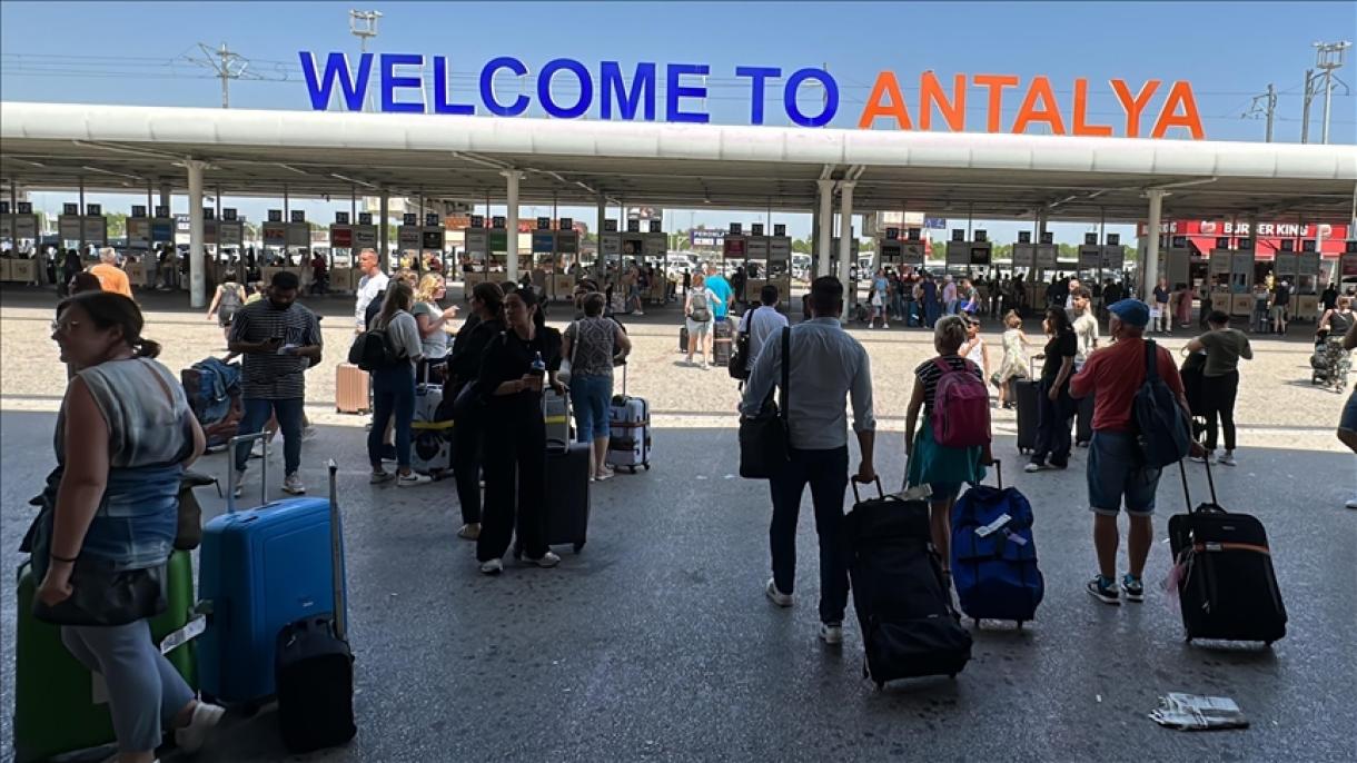 Antaliyada turistlar sanı arttı