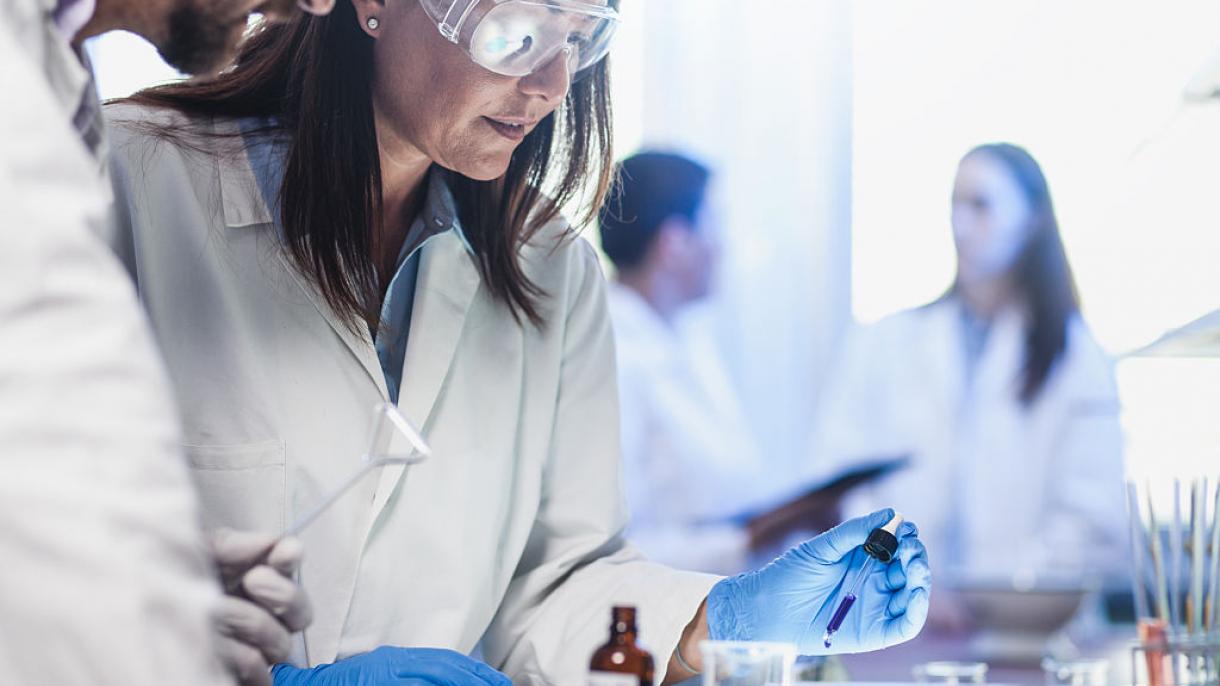 Las mujeres suman el 33% de comunidad científica en la UE