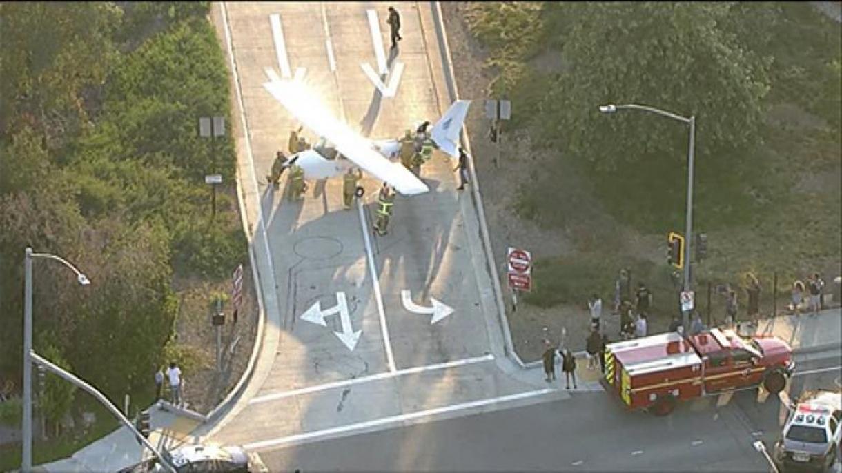 Un avion s-a prăbușit pe autostradă în SUA