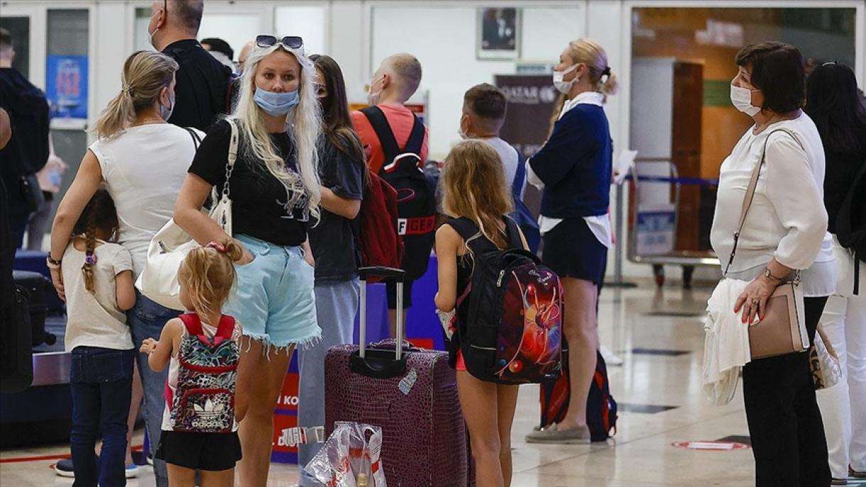 Русиядән бeрeнчe турист төркeмe Aнтaлиягa килдe / Rusiyädän berençe turist törkeme Antaliyağa kilde