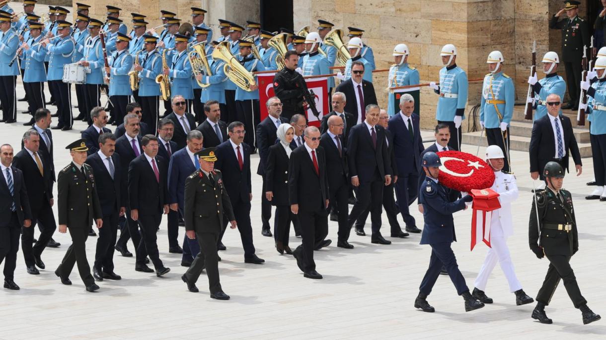 اردوغان، یئنی کابینه عضولری ایله آنیدقبری زیارت ائتدی