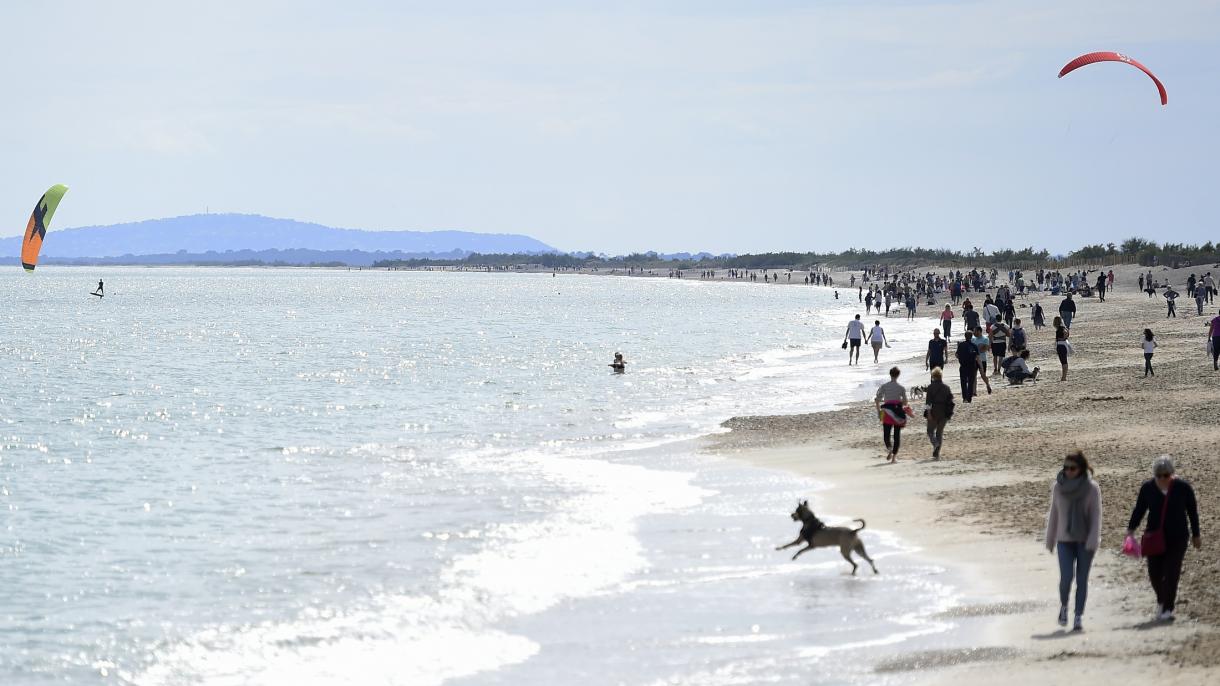 França proíbe ficar parado e beber álcool nas praias durante o confinamento
