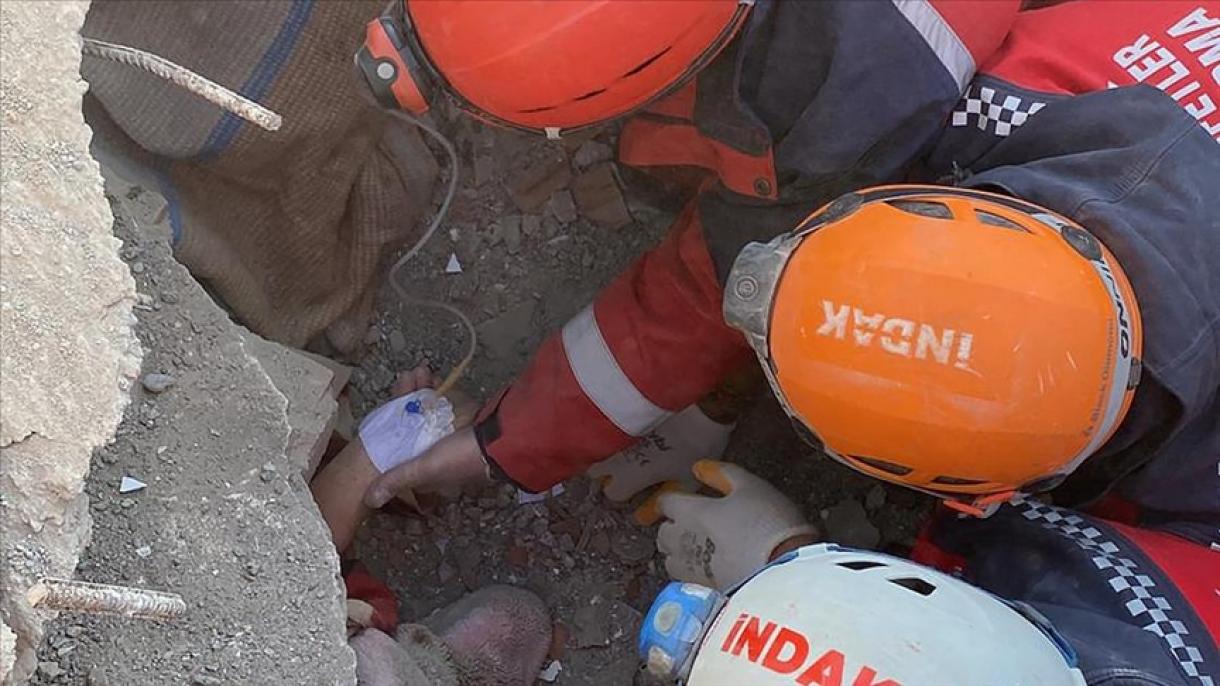 Cemile, de 74 anos, foi salva mais de 9 dias depois dos sismos na Türkiye