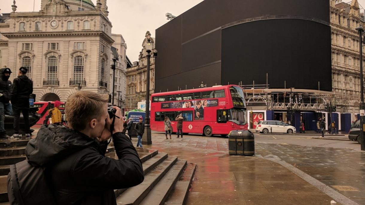 Ismét ragyog a Piccadilly híres fényreklámja