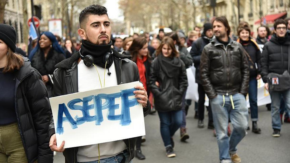 Diákok tüntettek Párizsban