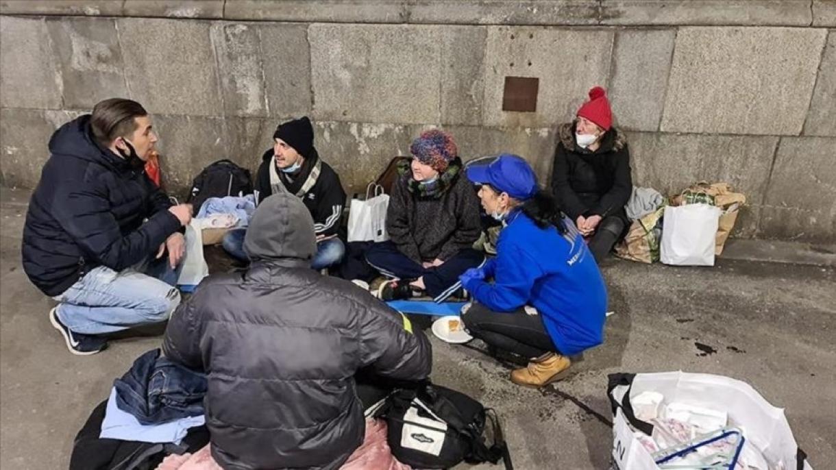 ترک‌های ساکن شهر کلن آلمان به بی‌خانمان‌ها و نیازمندان کمک‌های غذایی ارائه کردند