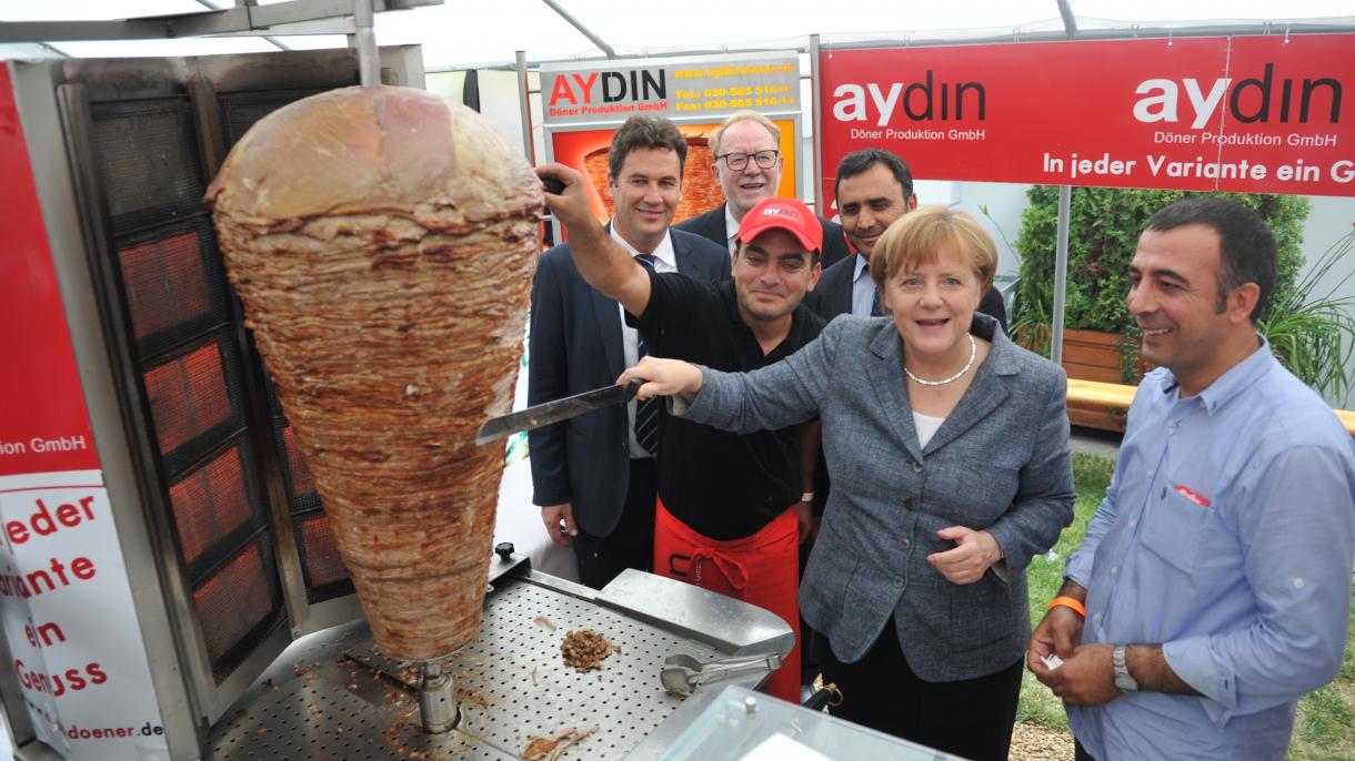 Merkel probó el döner turco