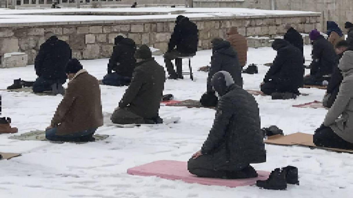 sérbiye saqchiliri namaz oqughan boshnaqlargha jerimane qoydi