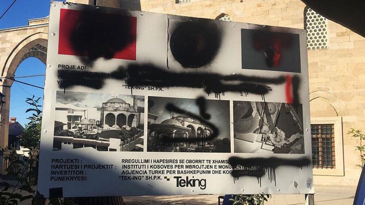Kosovë - Sulmohen tabelat me mbishkrime të TIKA-s të vendosura në Xhaminë e Madhe në Prishtinë