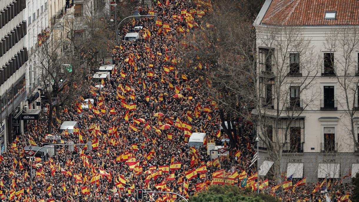 Miles de personas en España pidieron elecciones en movilización opositora