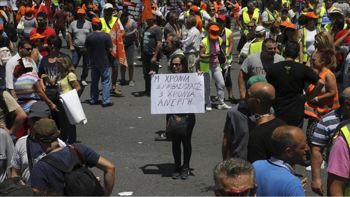 希腊清洁工举行示威游行