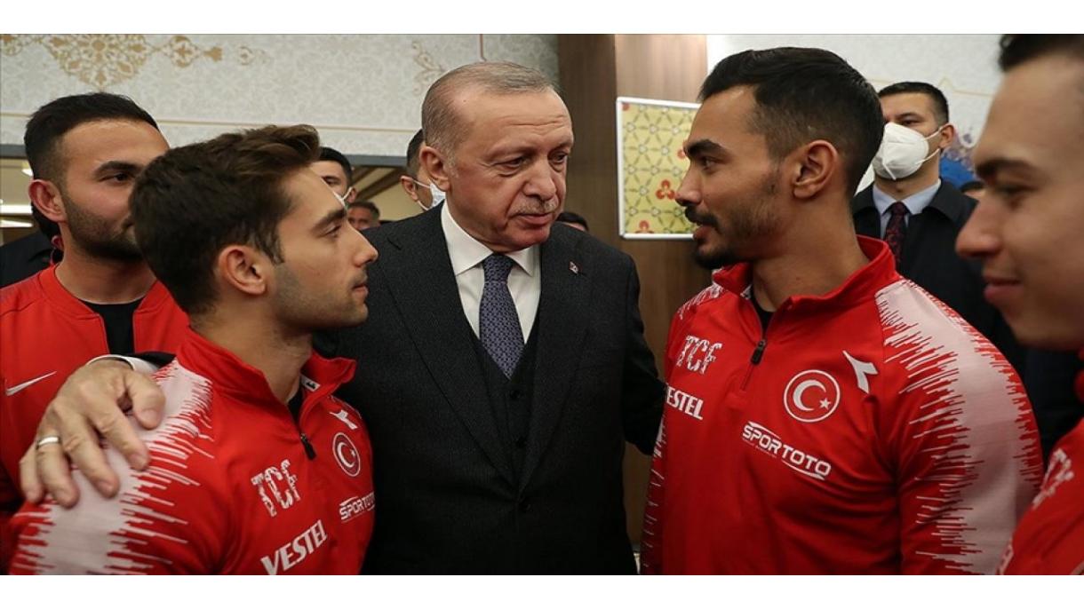 ئەردوغان تەنتەربىيە چولپانلىرى بىلەن بىر يەرگە جەم بولدى