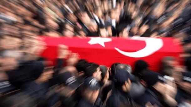 土耳其民众为苏尔烈士送上最后一程