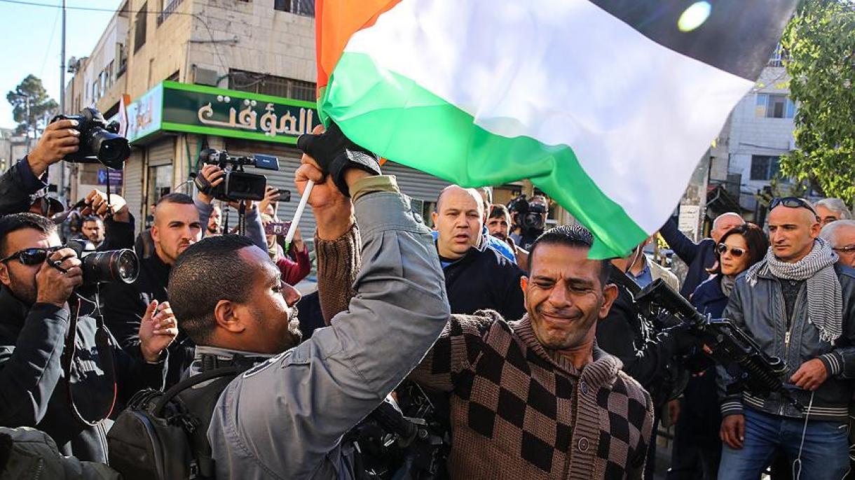 Jérusalem: La police israélienne attaque des enfants avec des drapeaux palestiniens