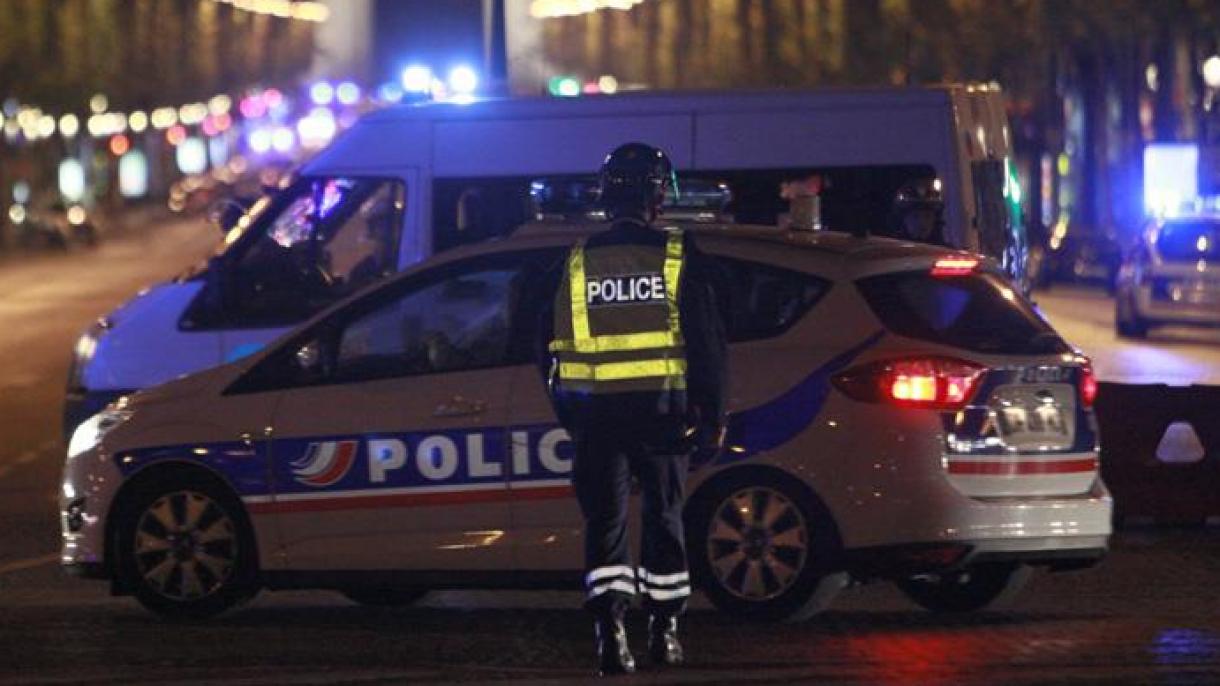 法国警方在一辆汽车上发现多支武器