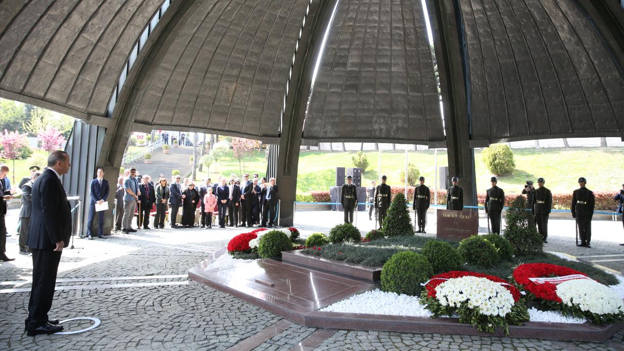 Erdogan visitó la tumba de Turgut Özal