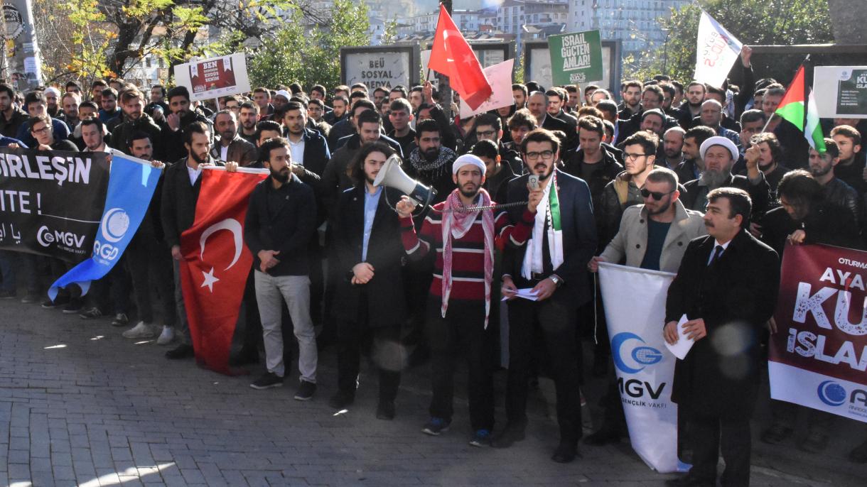 Atos maciços em toda a Turquia contra a decisão de Trump