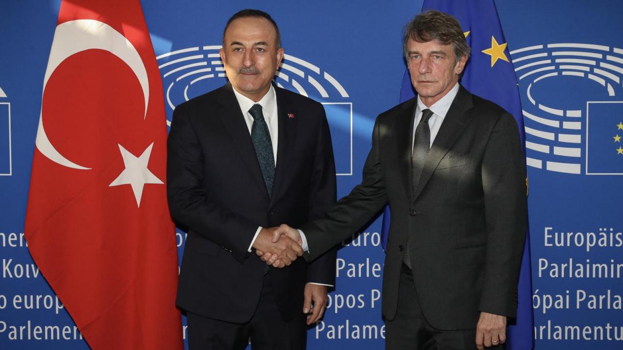 Canciller Çavuşoğlu mantiene una conversación constructiva con Sassoli en Bruselas