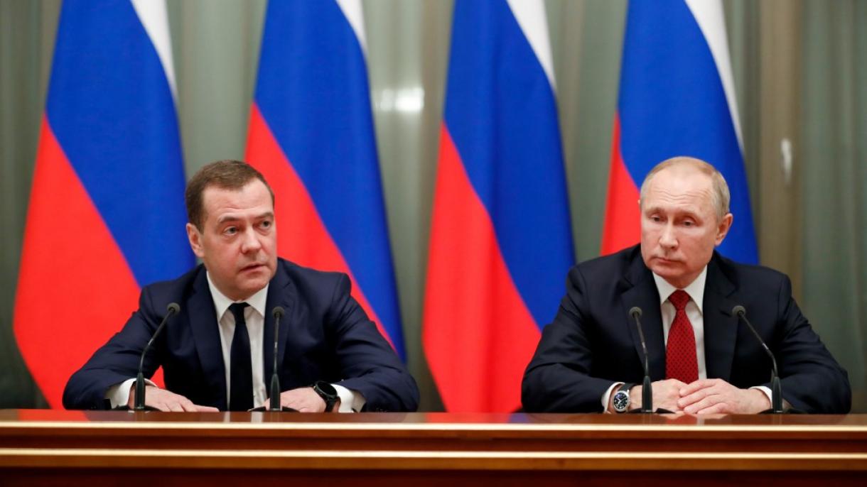 O primeiro-ministro russo Dimitri Medvedev anuncia que o governo apresentará sua demissão