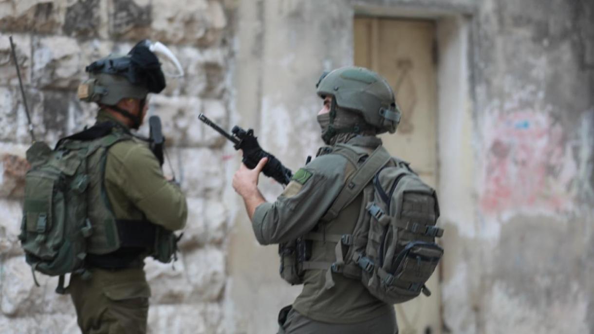 以色列士兵向巴勒斯坦人开火