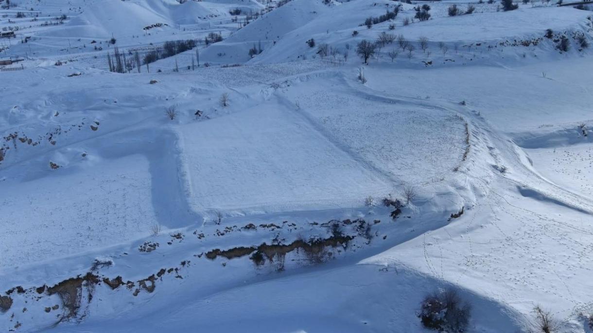 Los campos en Adıyaman suben 3 metros por el doble terremoto en Türkiye